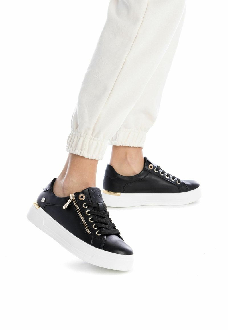 Sneakers XTI con zip laterale 143126