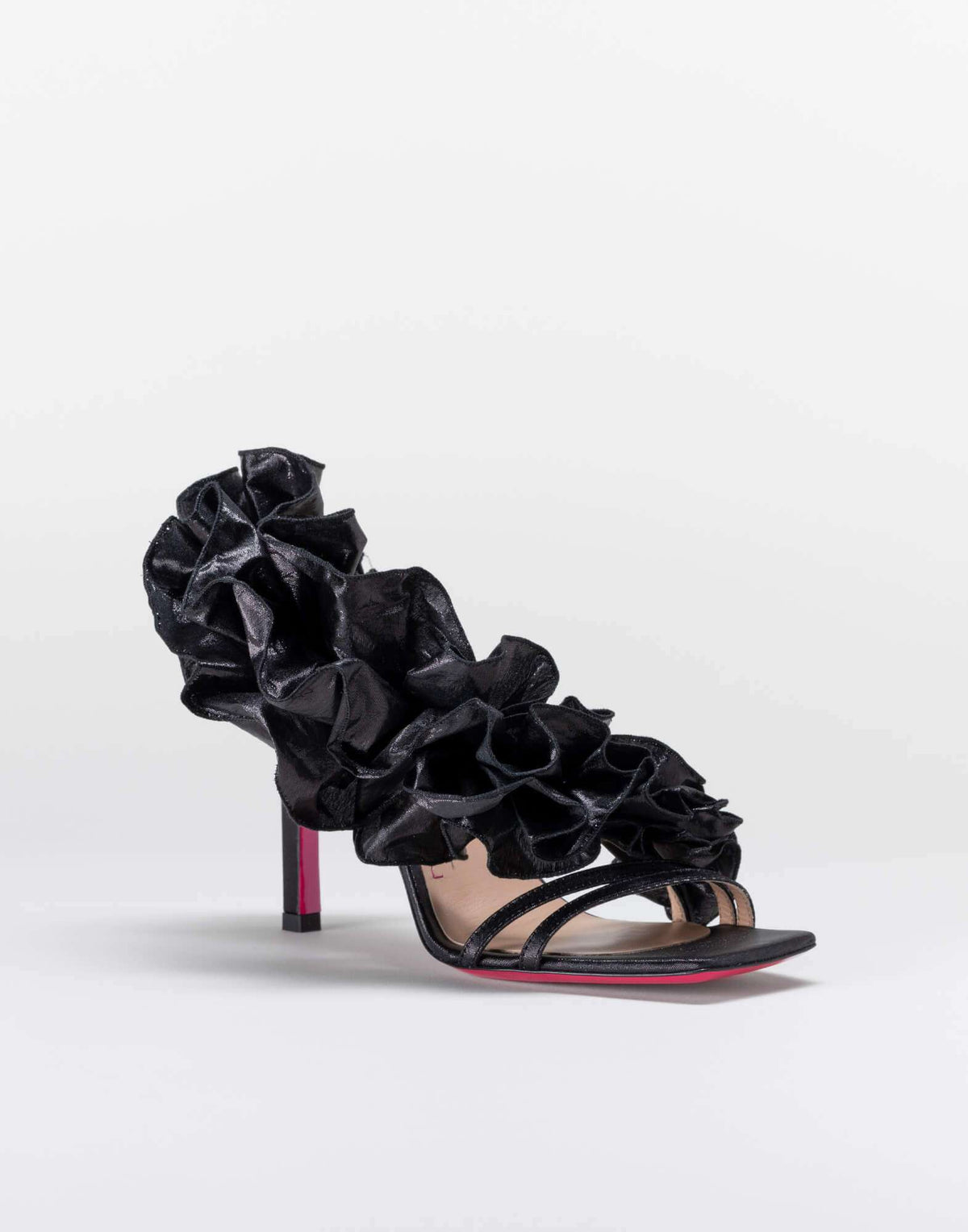 Sandalo Luciano Padovan in tessuto lurex con maxi rouche. Suola in cuoio fucsia personalizzata. Tacco rivestito in tessuto lurex 95mm. Made in Italy.
